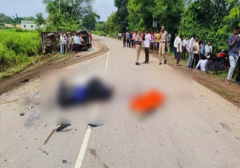 राजनांदगांव में नवरात्रि पर दर्दनाक सड़क हादसा, तेज रफ्तार पिकअप की टक्कर से 2 युवकों की मौत, फिर पलट गया वाहन