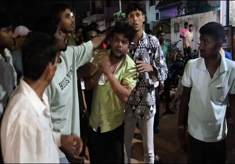 धमतरी में हादसा: बेकाबू कार ने युवक को 500 मीटर घसीटा, मौके पर ही मौत, 5 गंभीर… लोगों ने जमकर पीटा