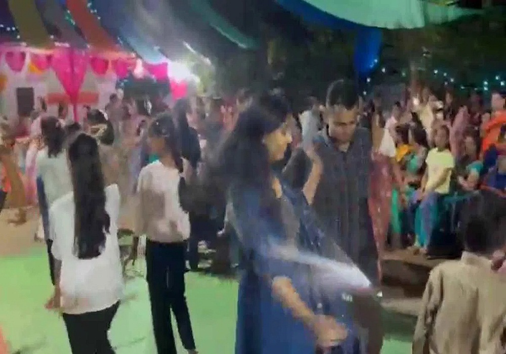 Viral Video: पत्नी संग गरबा में झूमे बलरामपुर एसपी, जमकर थिरकाए कदम… आप भी देखें वायरल Video