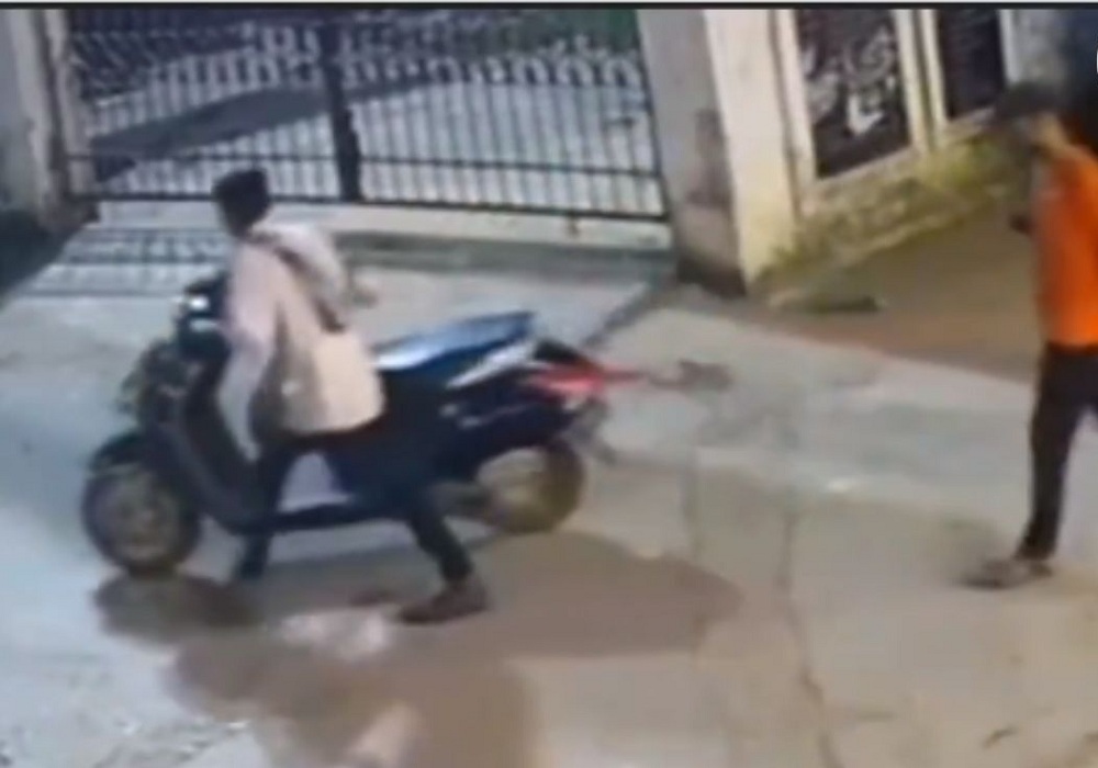 Crime News: पुलिस का खौफ खत्म! बिलासपुर में दो बदमाशों ने घर के बाहर से उड़ा ली एक्टिवा, CCTV में देखें काली करतूत