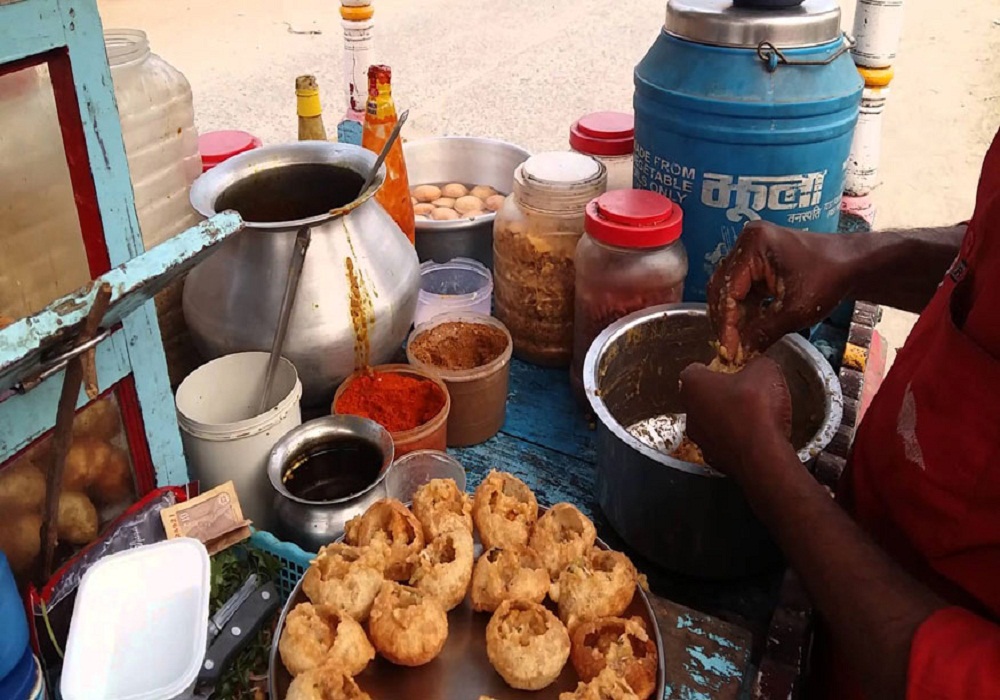 भैया पापड़ी दो… 5 मिनट इंतजार करो सुनते ही भड़के बदमाश, गुपचुप वाले पर चाकू से किया हमला