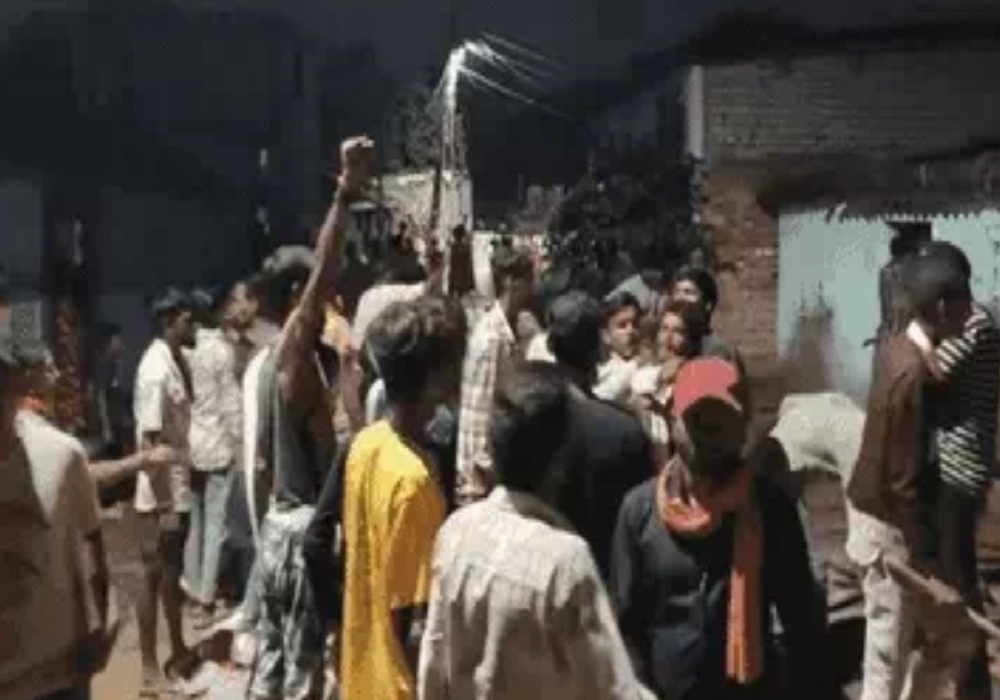 मुस्लिम युवक ने शिवलिंग पर पेशाब किया… आक्रोशित लोगों ने मुस्लिम बस्ती में की जमकर तोड़फोड़, 8 गिरफ्तार