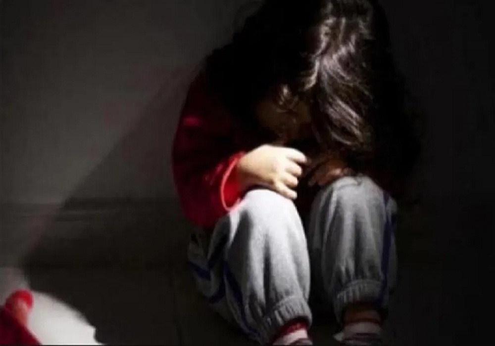 शर्मसार हुआ गुरु-शिष्य का रिश्ता! ट्यूशन के बहाने शिक्षक ने 7वीं की छात्रा से की छेड़छाड़, बच्ची को अकेले रोका, फिर…