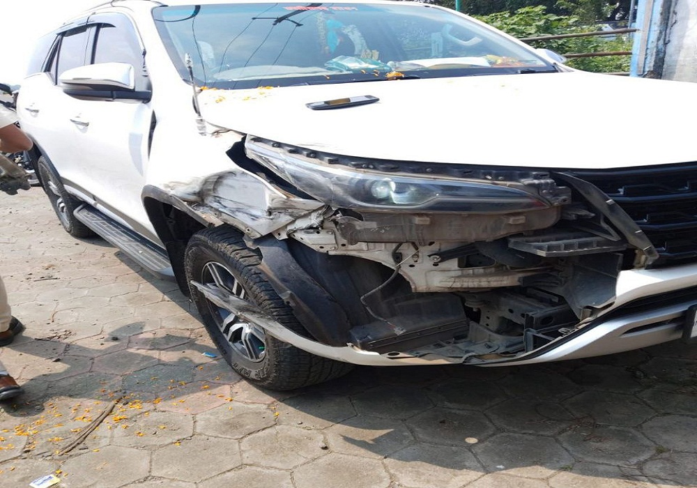 स्वास्थ्य मंत्री श्याम बिहारी जायसवाल का वाहन हादसे का शिकार, महामाया मंदिर से लौटते समय गाड़ी मोड़ पर टकराई