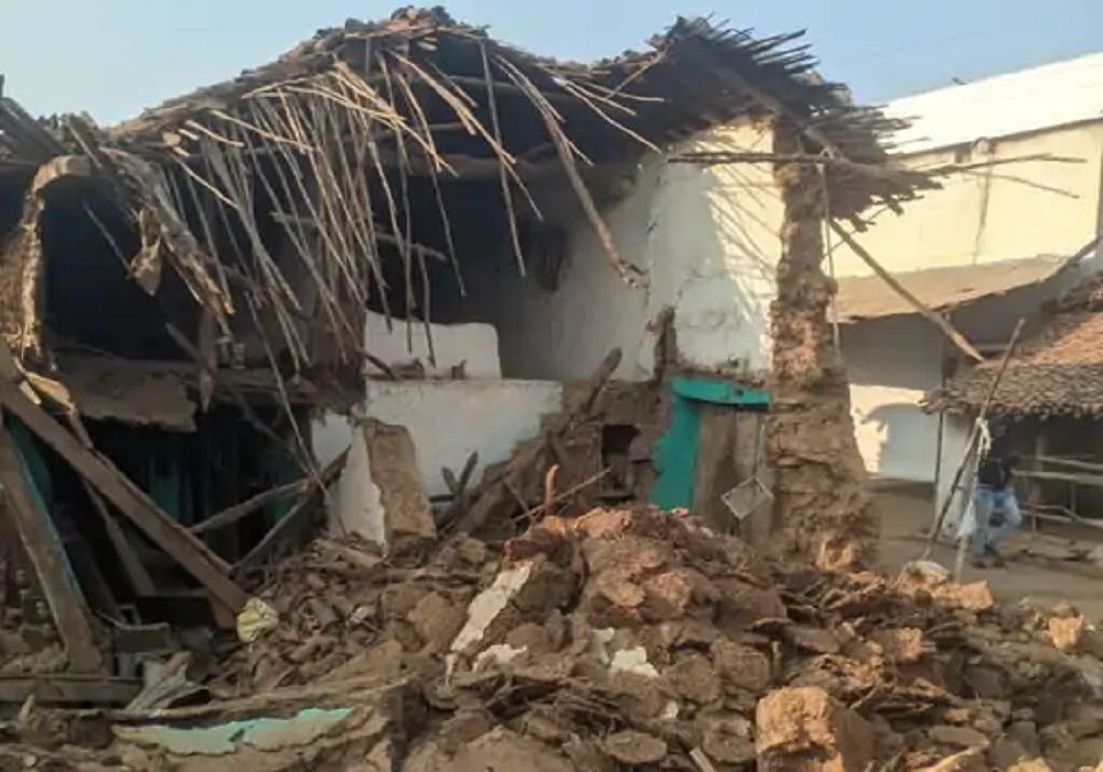 नींव खुदाई के दौरान दर्दनाक हादसा: मलबे में दबकर 2 मजदूरों की मौत, दो की हालत गंभीर…. गांव में पसरा मातम