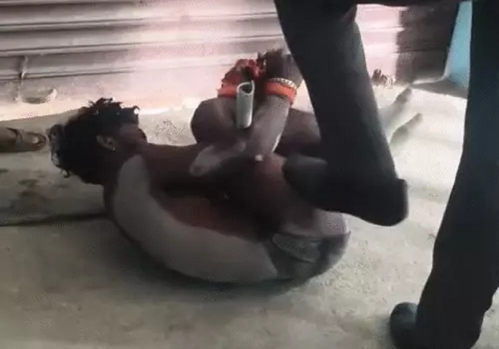 बलरामपुर में क्रशर संचालकों की दबंगई… 2 युवकों को अर्धनग्न कर पीटा, रस्सी-पाइप से बांधा, लात-चप्पल से पिटाई की, फिर… देखें Video