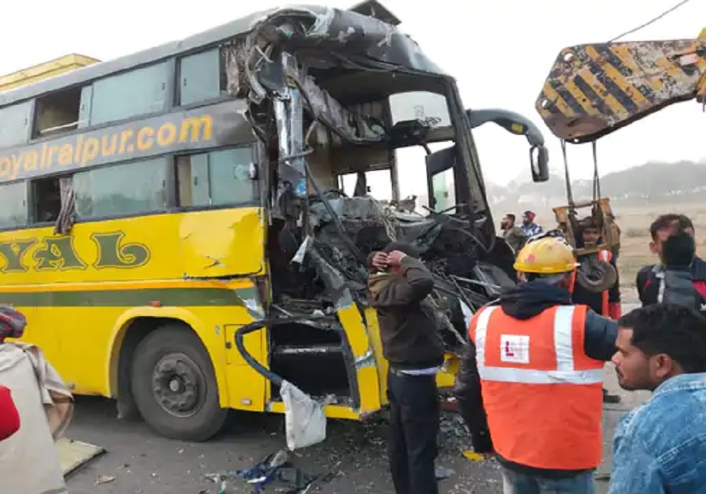 Bus Accident: बिलासपुर- रायपुर नेशनल हाईवे पर खड़े ट्रेलर से टकराई बस, 16 यात्री घायल, 11 की हालत गंभीर