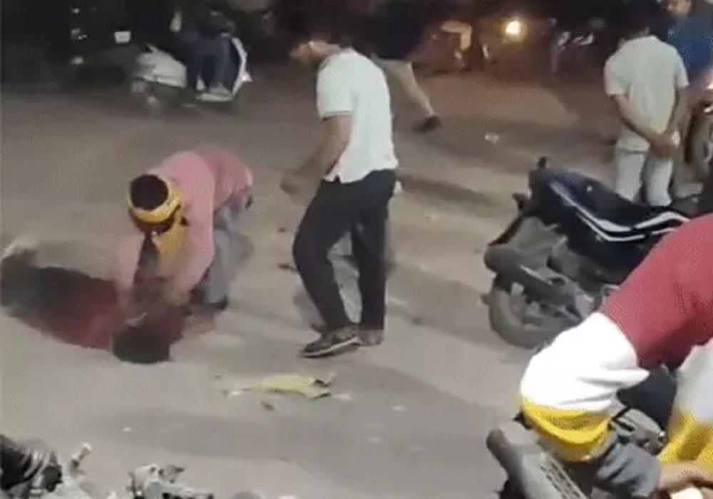शराब के लिए पैसे मांगे, मना करने पर बदमाशों ने युवक को सड़क पर पटककर मारा, फिर… वायरल Video देखकर उड़ जाएंगे होश