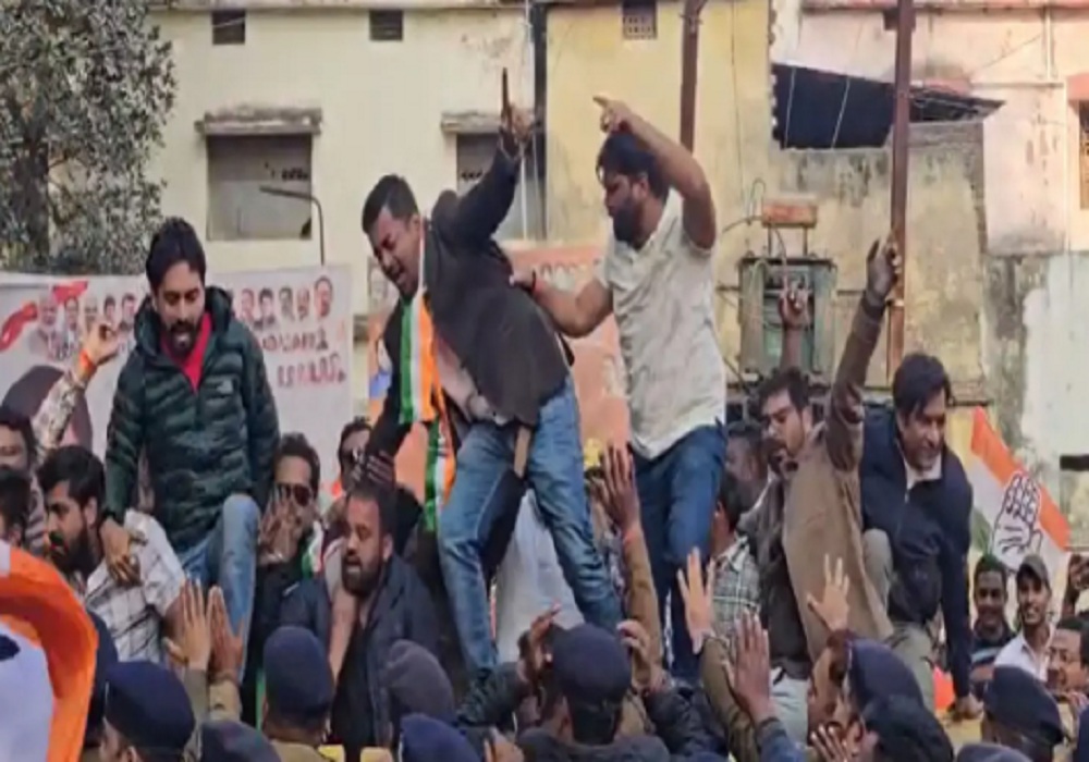 नेशनल हेराल्ड मामला… कांग्रेसी ने अंबिकापुर BJP कार्यालय का किया घेराव, पुलिस और कार्यकर्ताओं के बीच जमकर हुई झूमाझटकी