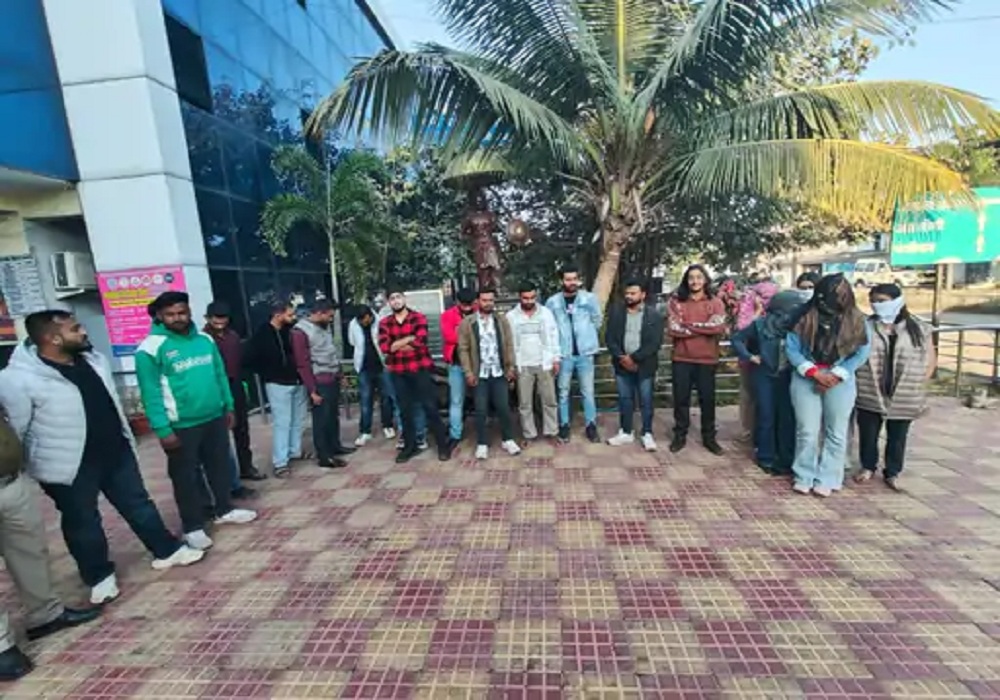 देर रात फार्म हाउस में हो रहा था ऐसा काम, पुलिस ने 7 लड़कियों के साथ 15 युवक को दबोचा… मची खलबली