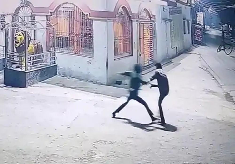 9 बार चाकू से युवक पर ताबड़तोड़ हमला… गर्दन-पेट-पैरों में आई गंभीर चोटें, इस बात पर आरोपी ने वारदात को दिया अंजाम