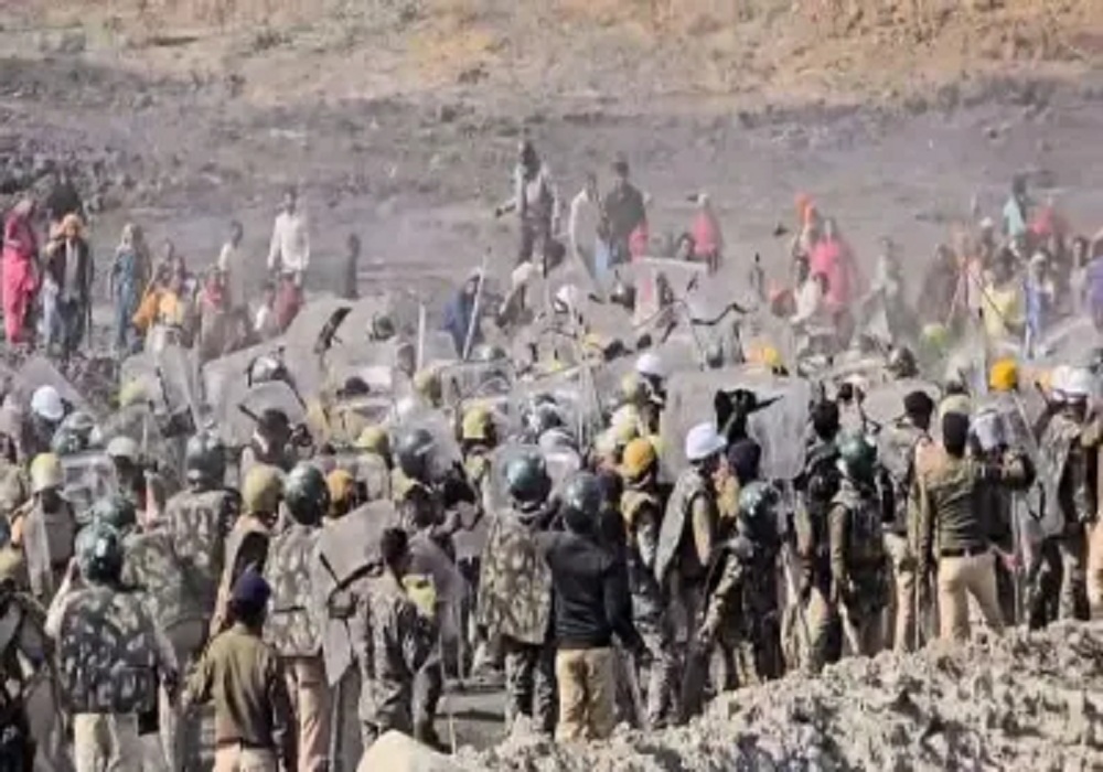 Stone pelting on Policemen