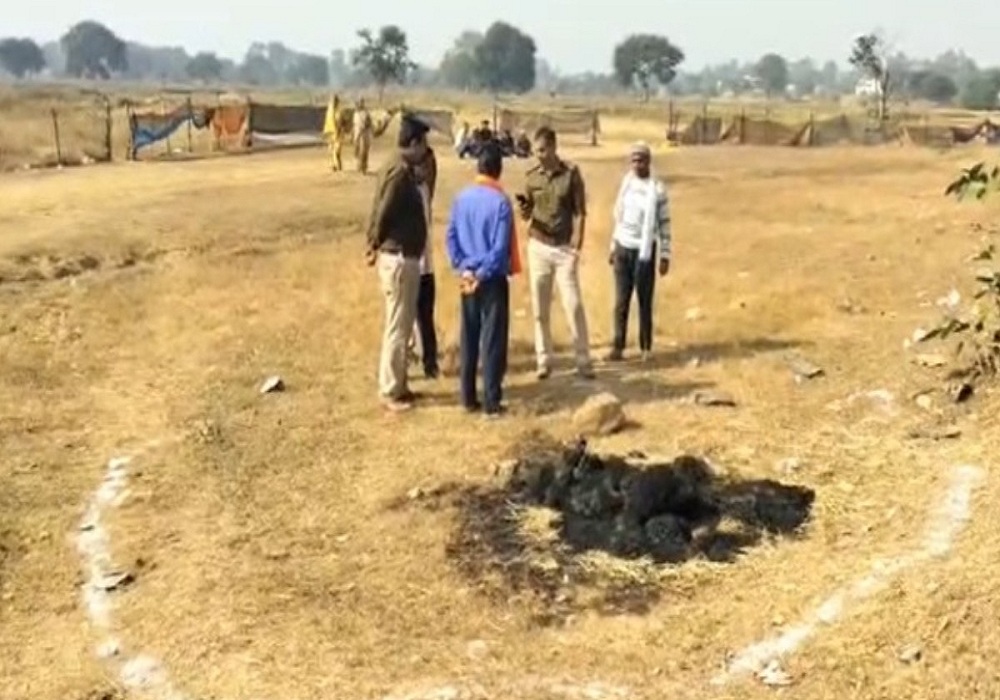 CG Crime News: महिला की अधजली लाश मिलने से मचा हड़कंप, हत्या कर शव जलाने की आशंका, जांच में जुटी पुलिस