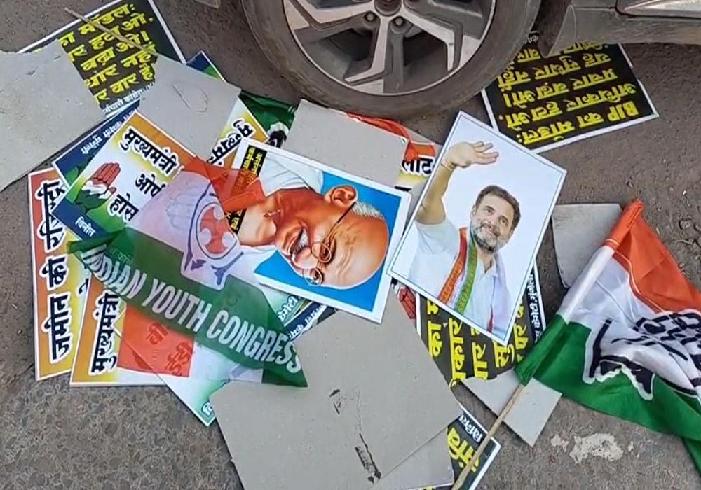 Congress accused of throwing Gandhiji's picture in the garbage