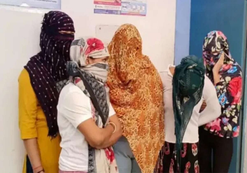 31 युवक के साथ 8 युवतियां संदिग्ध हालत में मिली, देखकर पुलिस भी रह गई दंग, ग्रामीण इलाके में चल रहा था Sex Racket