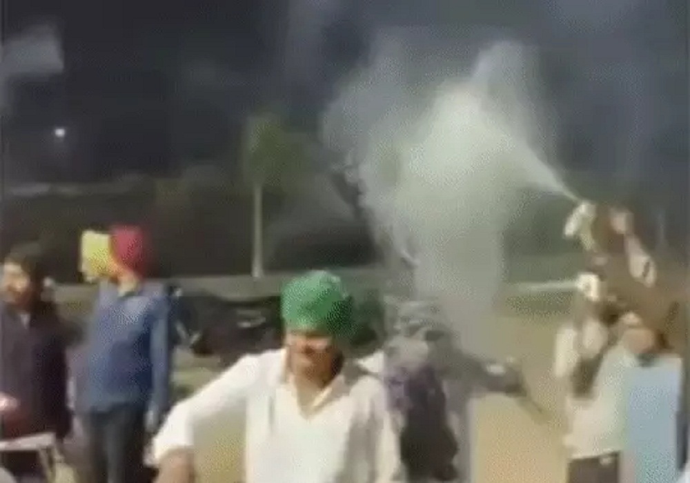 हाईकोर्ट के आदेशों को ठेंगा! गाड़ी की बोनट पर आधा दर्जन केक रखकर काटा, जमकर की आतिशबाजी, नाबालिग निकले आरोपी