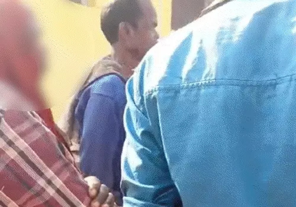 प्राइवेट-पार्ट दिखाकर Sex की डिमांड… हेडमास्टर बोले- पति के साथ जो करती हो वो करो, गांव में मचा बवाल