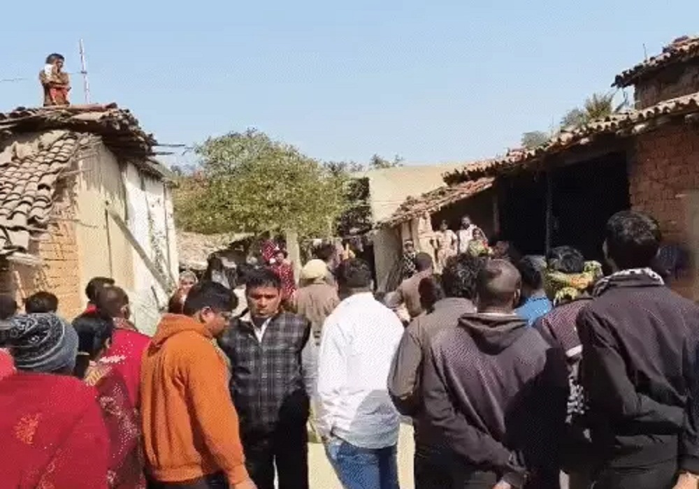 पत्नी से हंसी-मजाक करता था पड़ोसी, दोनों को इस हाल में देख भड़का पति… कुल्हाड़ी से काटकर की हत्या