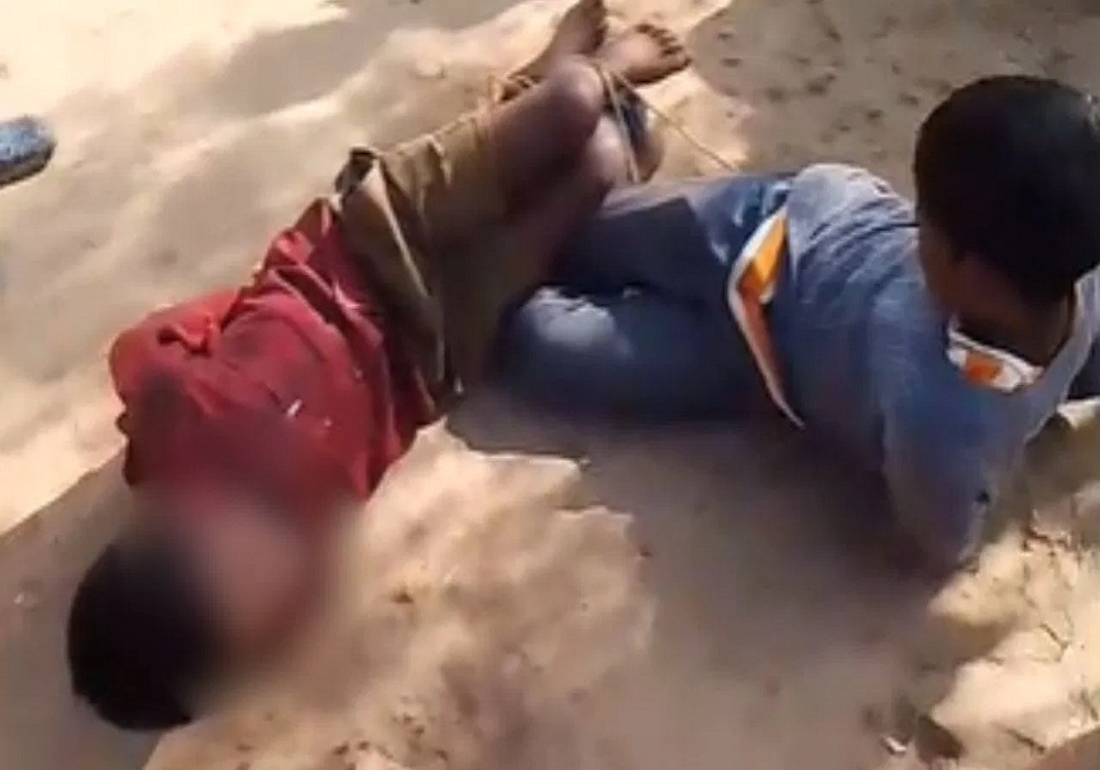 मटर तोड़ने पर बच्चों को रस्सी से बांधकर पीटा… सोशल मीडिया पर वायरल हुआ Video, आरोपी ने पिता को भी धमकाया