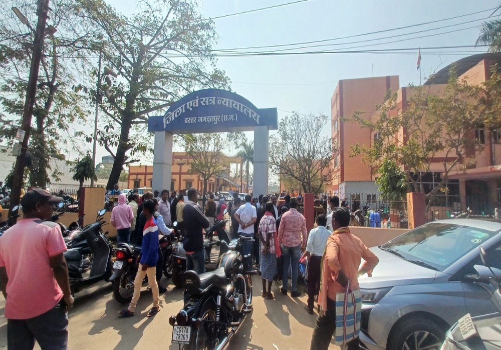 Bomb Threat: छत्तीसगढ़ के दो जिला न्यायालयों को बम से उड़ाने की धमकी, अंबिकापुर में भी मचा हड़कंप… बम स्क्वॉड तैनात