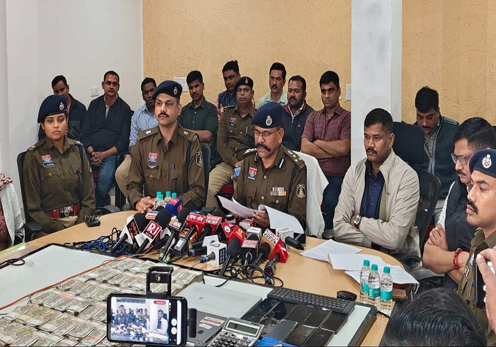 Online Satta: कार में बैठकर चला रहे थे ऑनलाइन सट्टा, फिल्मी स्टाइल में पहुंची पुलिस, फिर… 50 लाख से अधिक नकद जब्त